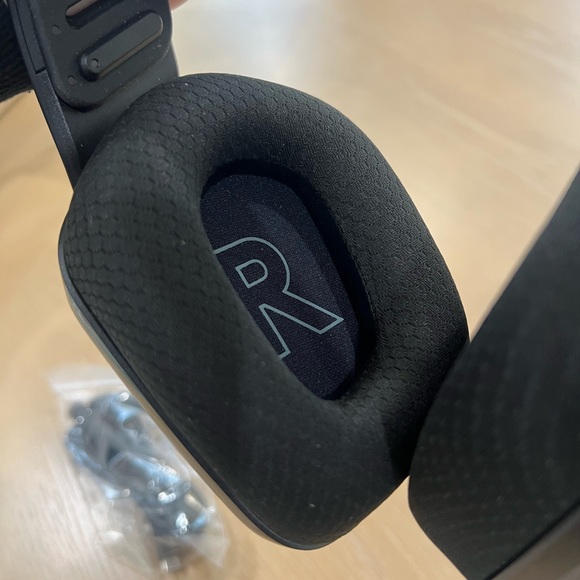 NEW Logitech G733 Lightspeed Wireless Gaming Headset with Suspension Headband - Picture 5 of 7